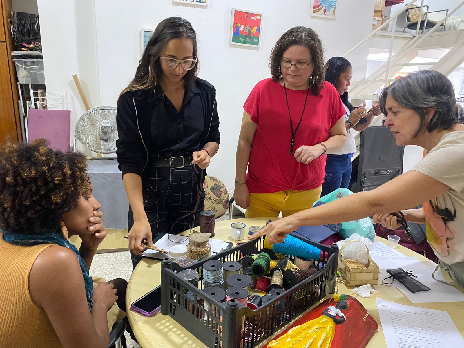 Projeto estimula o trabalho em grupo: “Não dizemos o que deve ou não ser feito. A demanda, basicamente, se resume a crie o seu próprio negócio", explica Carla Merlina. Foto Pipa Social