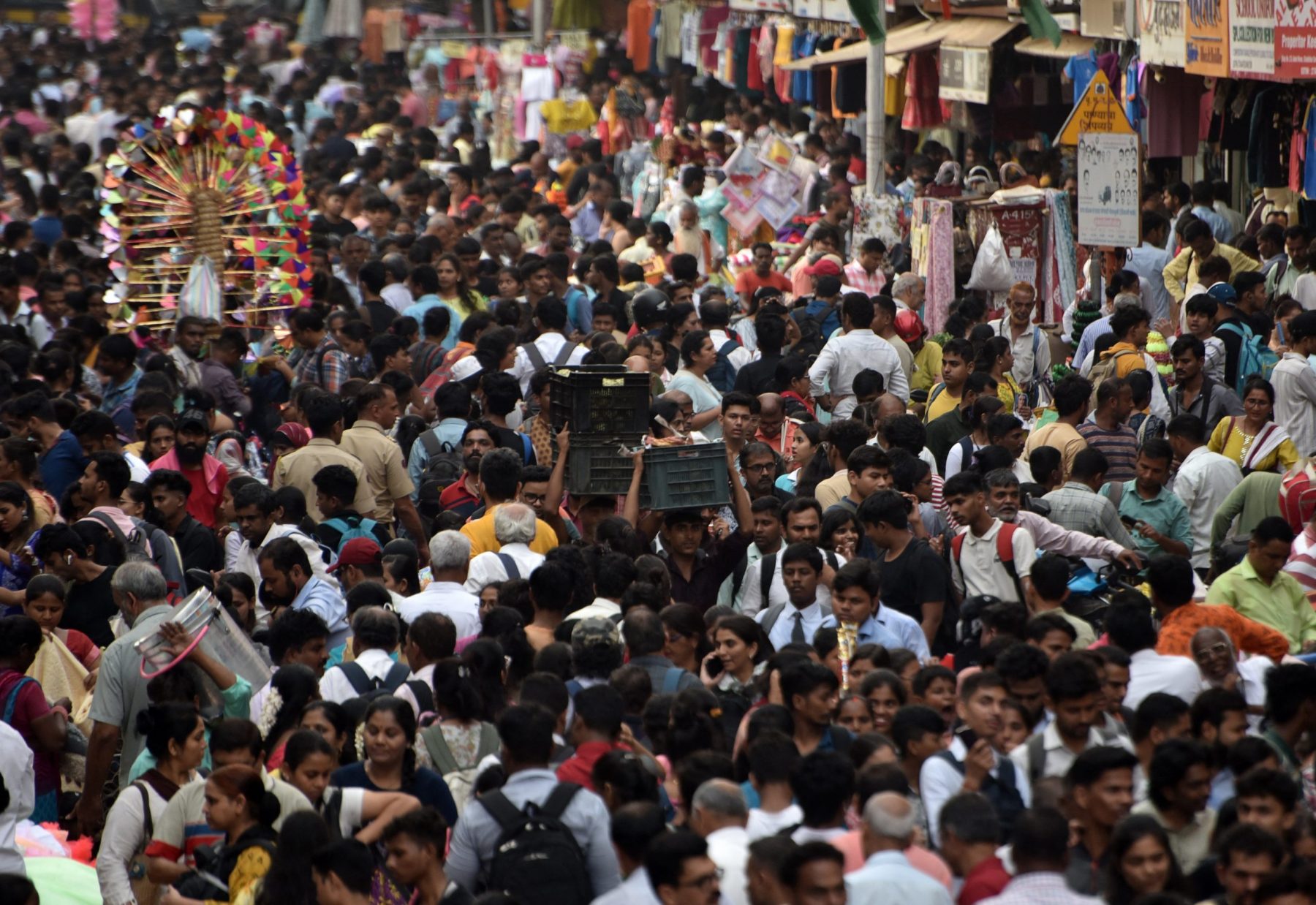 Foto Indranil Aditya/NurPhoto via AFP Multidão se aglomera durante o festival Dhanteras, em Mumbai, na Índia. Junto com a China e os EUA, o país é um dos maiores emissores de carbono do mundo. Foto Indranil Aditya/NurPhoto via AFP