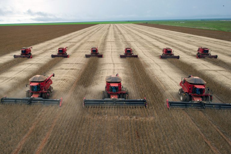 Colheitadeiras de soja na cidade de Campo Novo do Parecis, a cerca de 400 km de Cuiabá, no Mato Grosso. Em 2022, o setor recebeu quase R$ 57 bilhões em benefícios fiscais. Foto Yasuyoshi Chiba/AFP