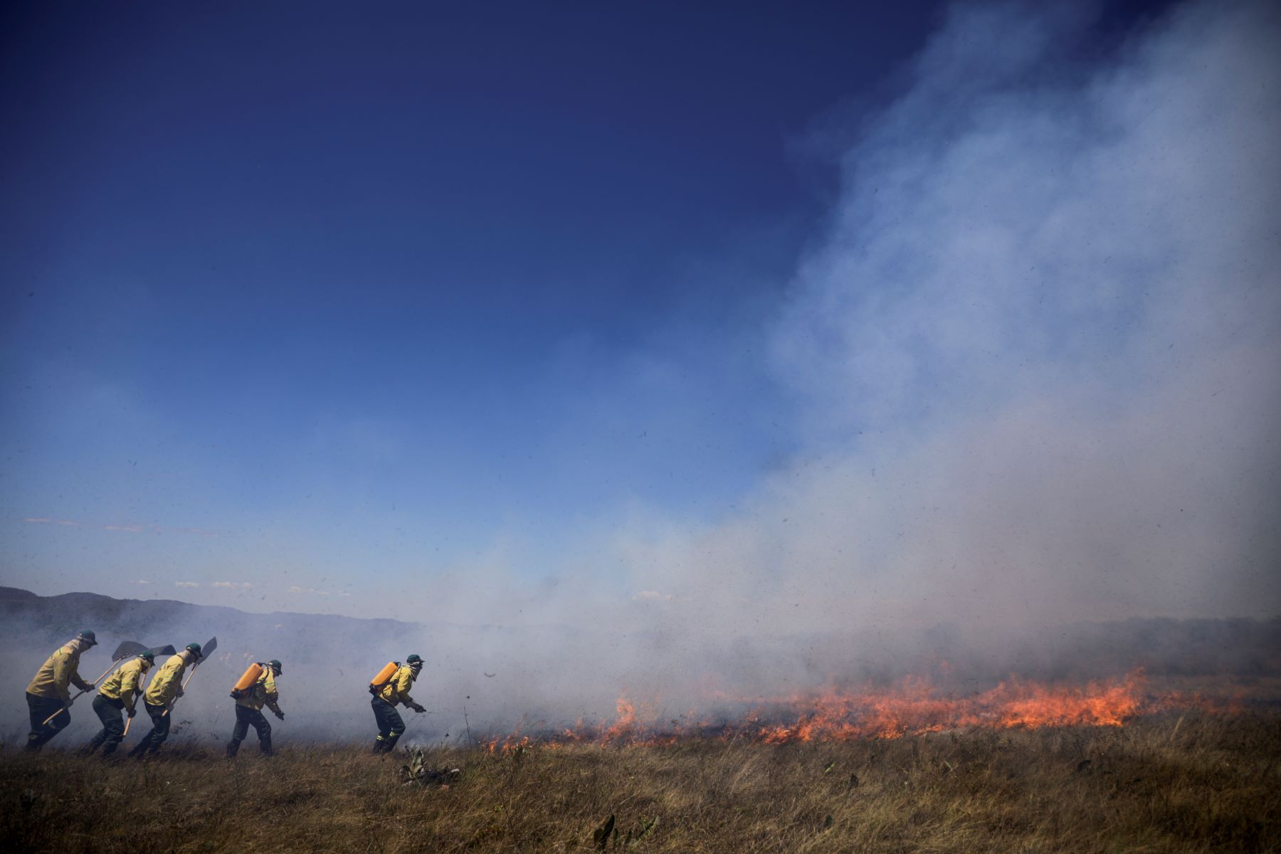 Brigada de incêndio do Quilombo Kalunga, formada pelo Ibama: quilombolas usam saberes tradicionais para prevenção e manejo e território está sem grandes queimadas desde 2017 (Foto: Joédson Alves / Agência Brasil - 15/09/2023)