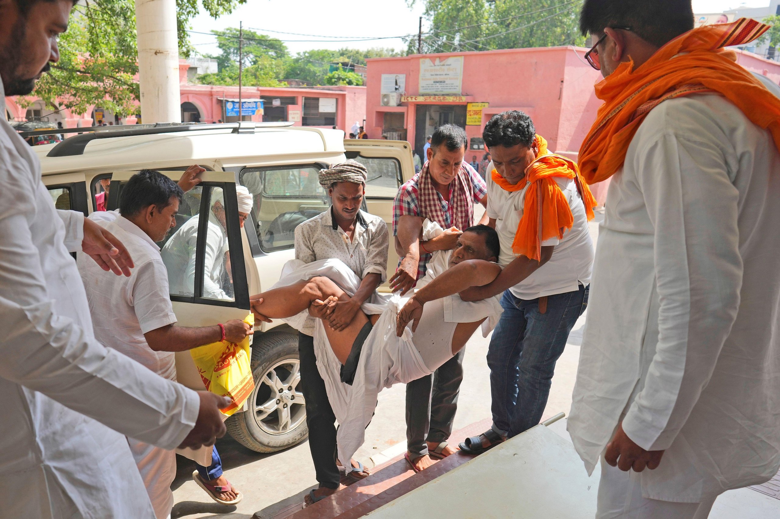 Foto Rajesh Kumar Singh / AP via Alamy Homem passa mal devido ao calor extremo e é carregado para um hospital superlotado em Ballia, Uttar Pradesh, Índia, em 19 de junho de 2023. Foto Rajesh Kumar Singh / AP via Alamy