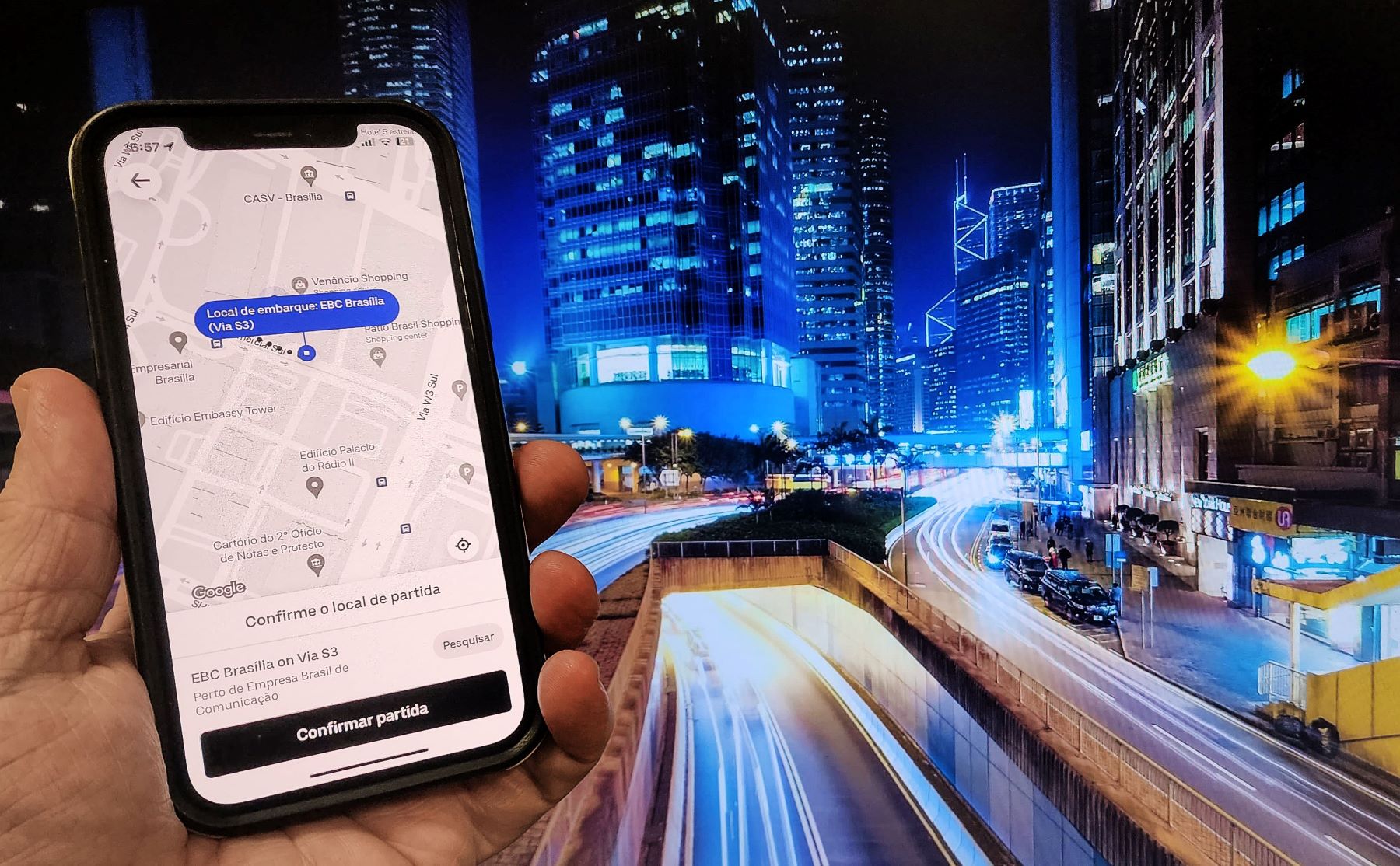 Uso de aplicativo por motorista em Brasília: acesso à internet é direito básico mas trabalhadores e estudantes sofrem com conexão de má qualidade (Rafa Neddermeyer/Agência Brasil - 05/12/2023)