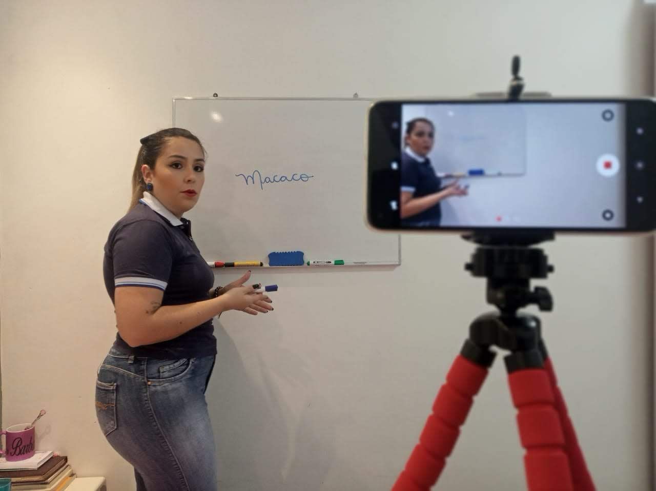 A professora Bárbara Barroco gravando uma aula: pandemia de covid-19 evidenciou a desigualdade digital para o acesso a uma educação de qualidade (Foto: Arquivo Pessoal)