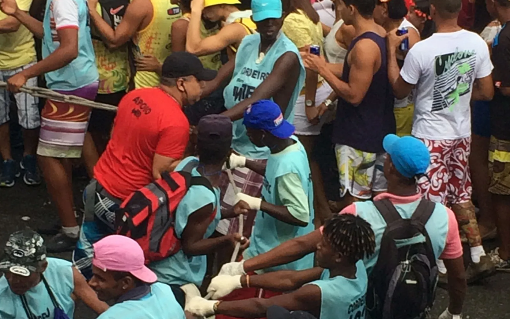 Cordeiros durante desfile de trios elétricos em Salvador: barreira de contenção para separar quem pagou caro por abadá dos foliões comuns (Foto: Reprodução)