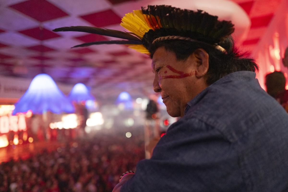 Davi Kopenawa na quadra do Salgueiro: xamã Yanomami acompanhou desenvolvimento do enredo Hutukara (Lucas Landau / ISA - 12/10/2023)