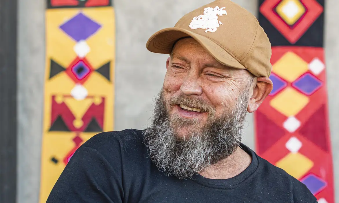 O professor e historiador Luiz Antonio Simas em entrevista: preocupação com tentativas de descaracterização da festa popular pelas pressões do capital e do proselitismo religioso (Foto: Victor Vasconcelos / Divulgação)