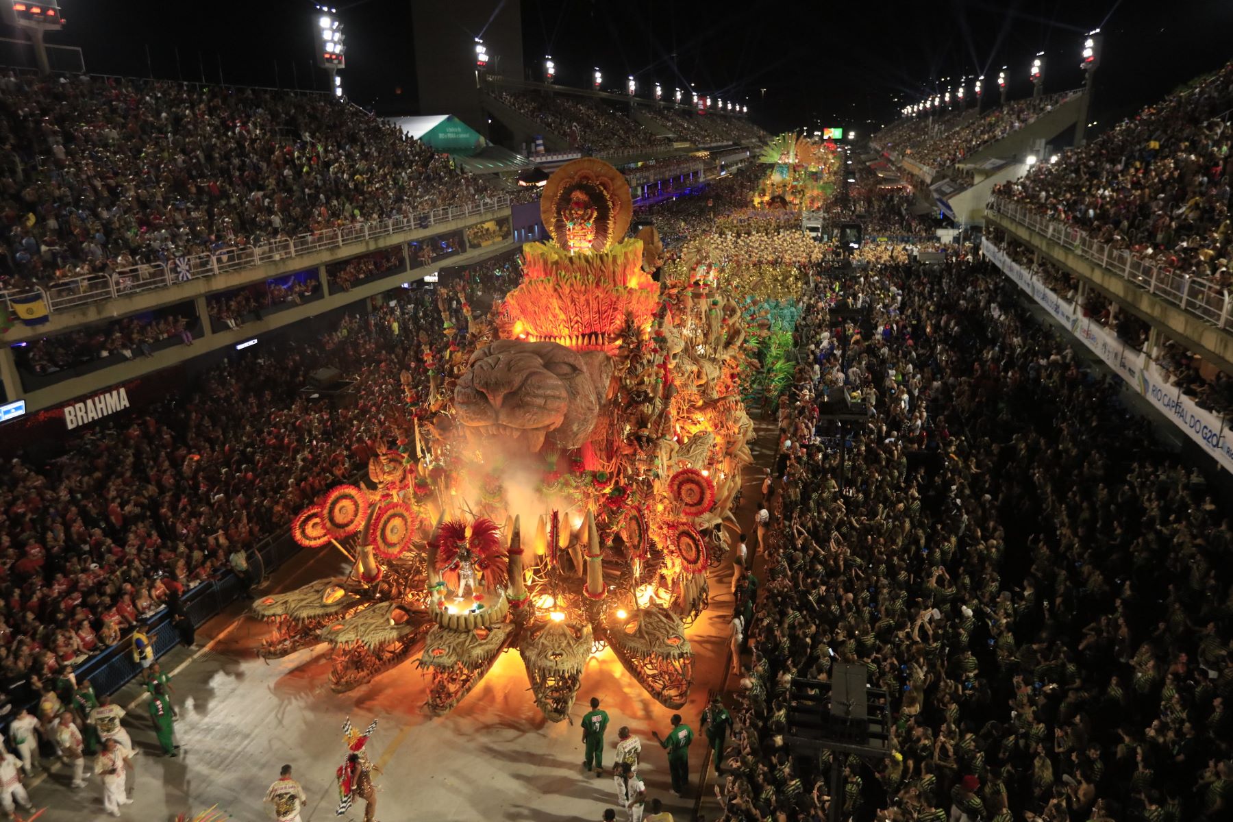 Alegoria no desfile da Grande Rio: onça como personagem central da história de muitos Brasis (Foto: Marco Terranova / Riotur)