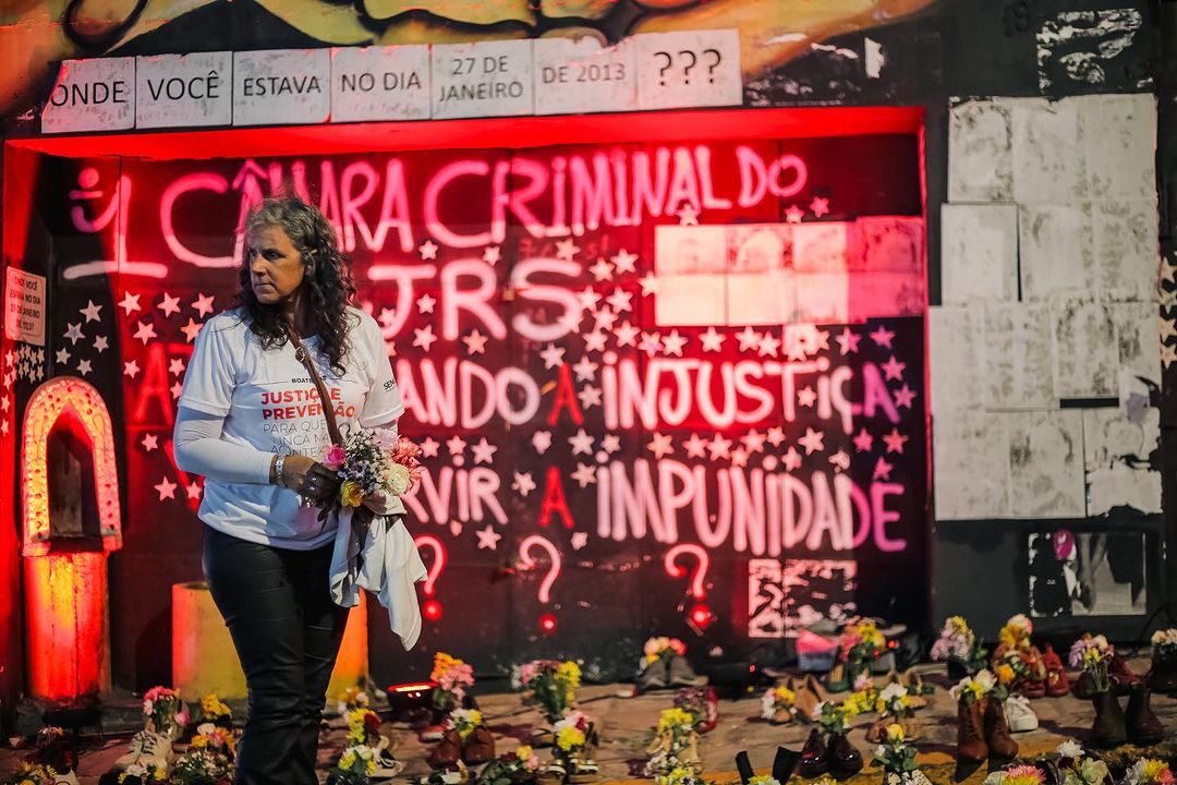 Marilene Santos, mãe de Nathiele e vice-presidente da Associação dos Familiares de Vítimas e Sobreviventes da Tragédia de Santa Maria, em ato contra a impunidade: morosidade da Justiça e impasse sobre júri agravam drama e angústia de parentes (Foto: Nathiele Schneider / AVTSM - 27/01/2024)