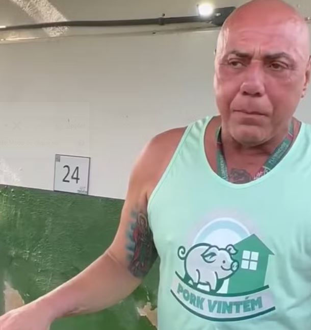 Celsinho com a camisa de seu novo empreendimento: carnes suínas. Reprodução do Instagram