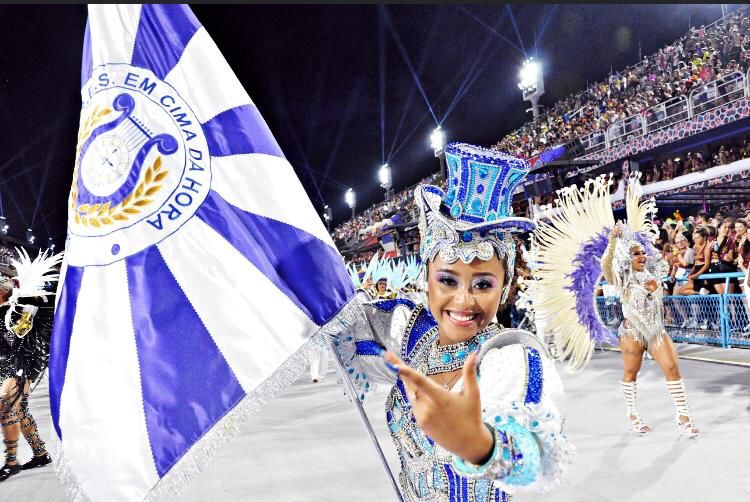 Clarice Nascimento, bisneta de Vilma: porta-bandeira adolescente. Foto arquivo pessoal