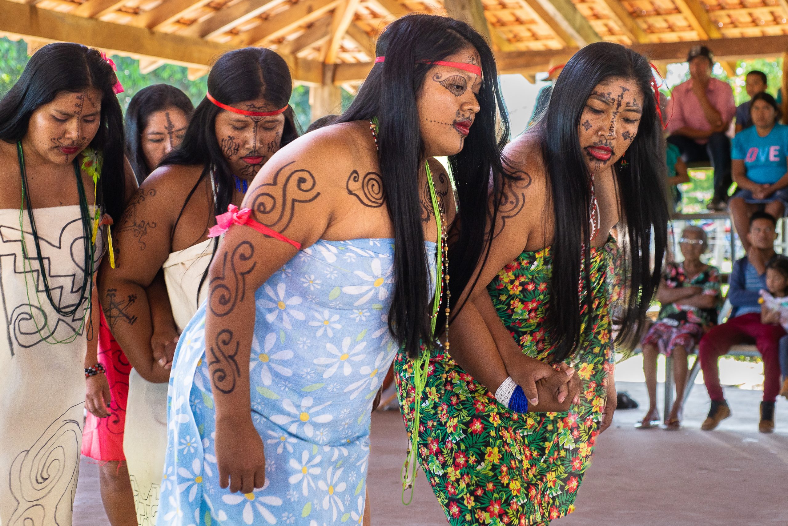 Grupo de dança do Povo Kadiwéu se apresenta na TI no Mato Grosso do Sul. Foto Mariana Arndt