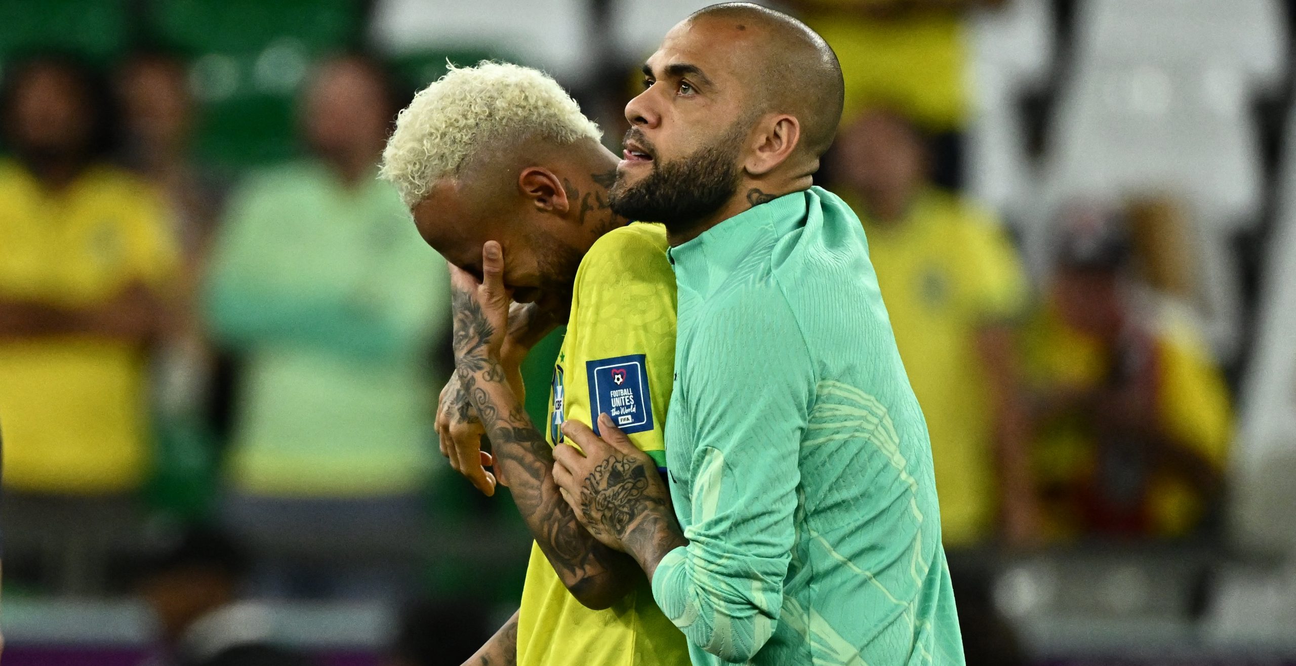 Daniel Alves e o parça Neymar: camisa 10 abre o bolso para socorrer estuprador condenado na Espanha. Foto Jewel Samad/AFP