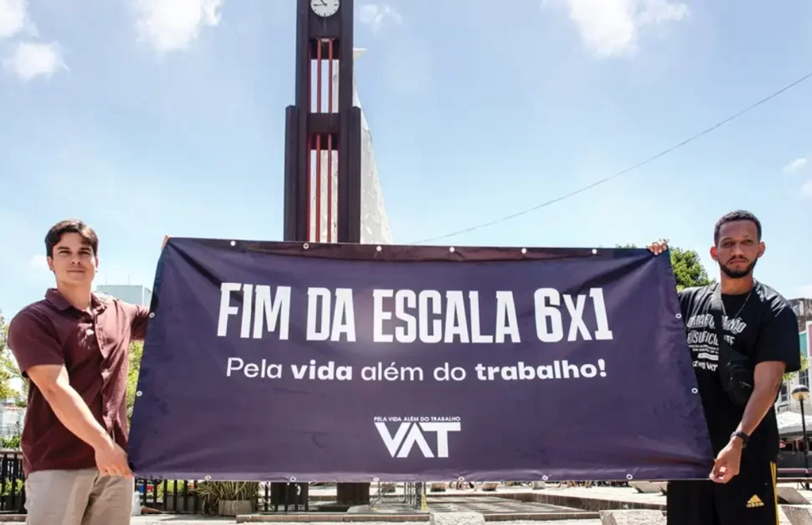 Rick Azevedo (de preto), líder do movimento Vida Além do Trabalho, em manifestação em Fortaleza ao lado do vereador Gabriel Aguiar: mais de 740 mil assinaturas contra escala 6x1 (Foto: Davi Pinheiro / Divulgação)