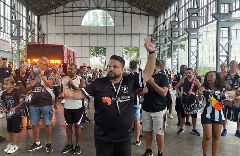 Diego Carbonell à frente da bateria do Botafogo Samba Clube: paixão por Carnaval e sustentabilidade (Foto: Divulgação)