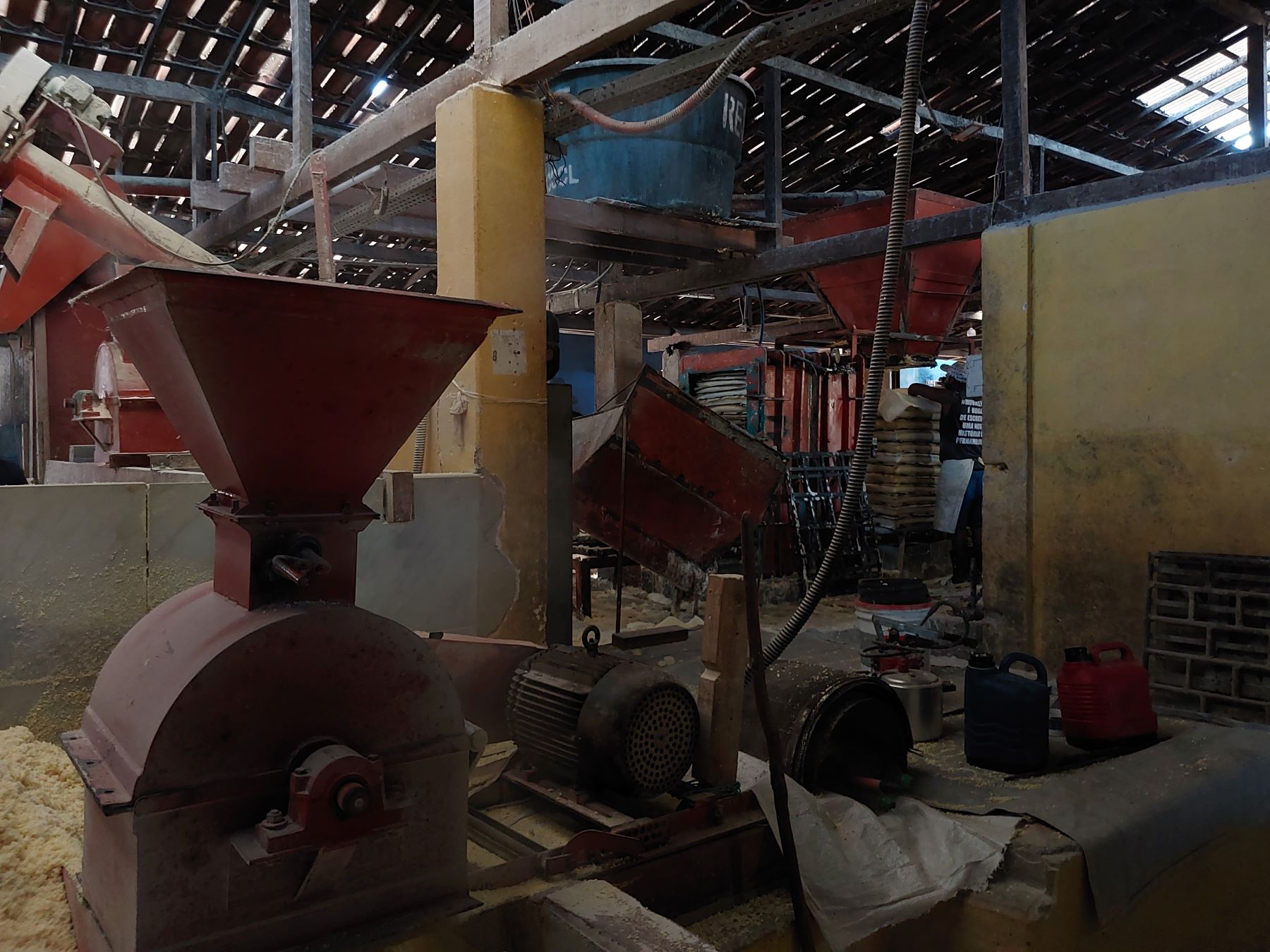 Maquinário de Casa de Farinha em Pernambuco: após ações do MPT, começo de distribuição de tarefas e primeiras carteiras assinadas (Foto: Lucas Bezerra)
