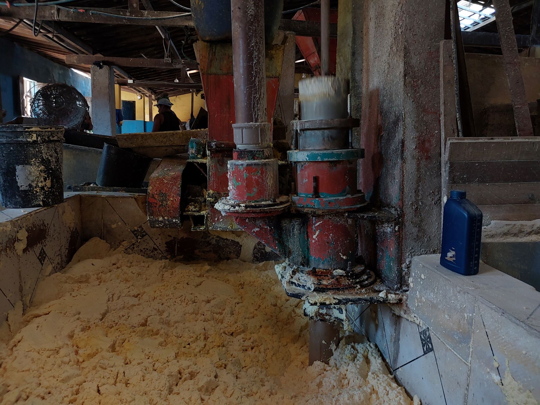 Casa de Farinha no interior de Pernambuco: condições precárias e trabalho sem carteira assinada (Foto: Lucas Bezerra)