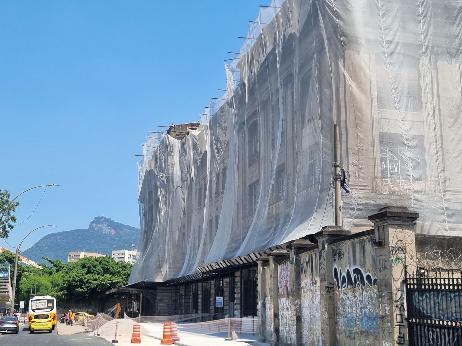 O imóvel quase centenário da Estação Leopoldina coberto com rede para obras: Prefeitura ficará responsável por reforma (Foto: Oscar Valporto)