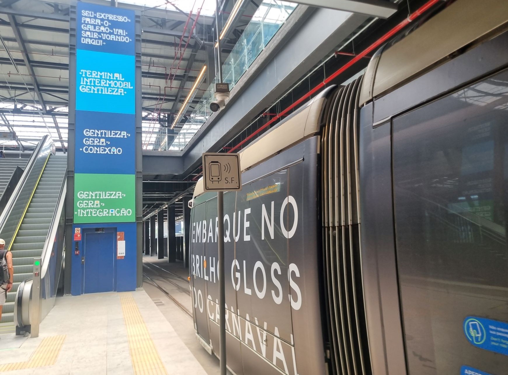 Trem do VLT manobra no Terminal Gentileza: ligações com dois aeroportos e a estação das barcas e expectativa futura de 150 mil passageiros passando pelo novo terminal (Foto: Oscar Valporto)