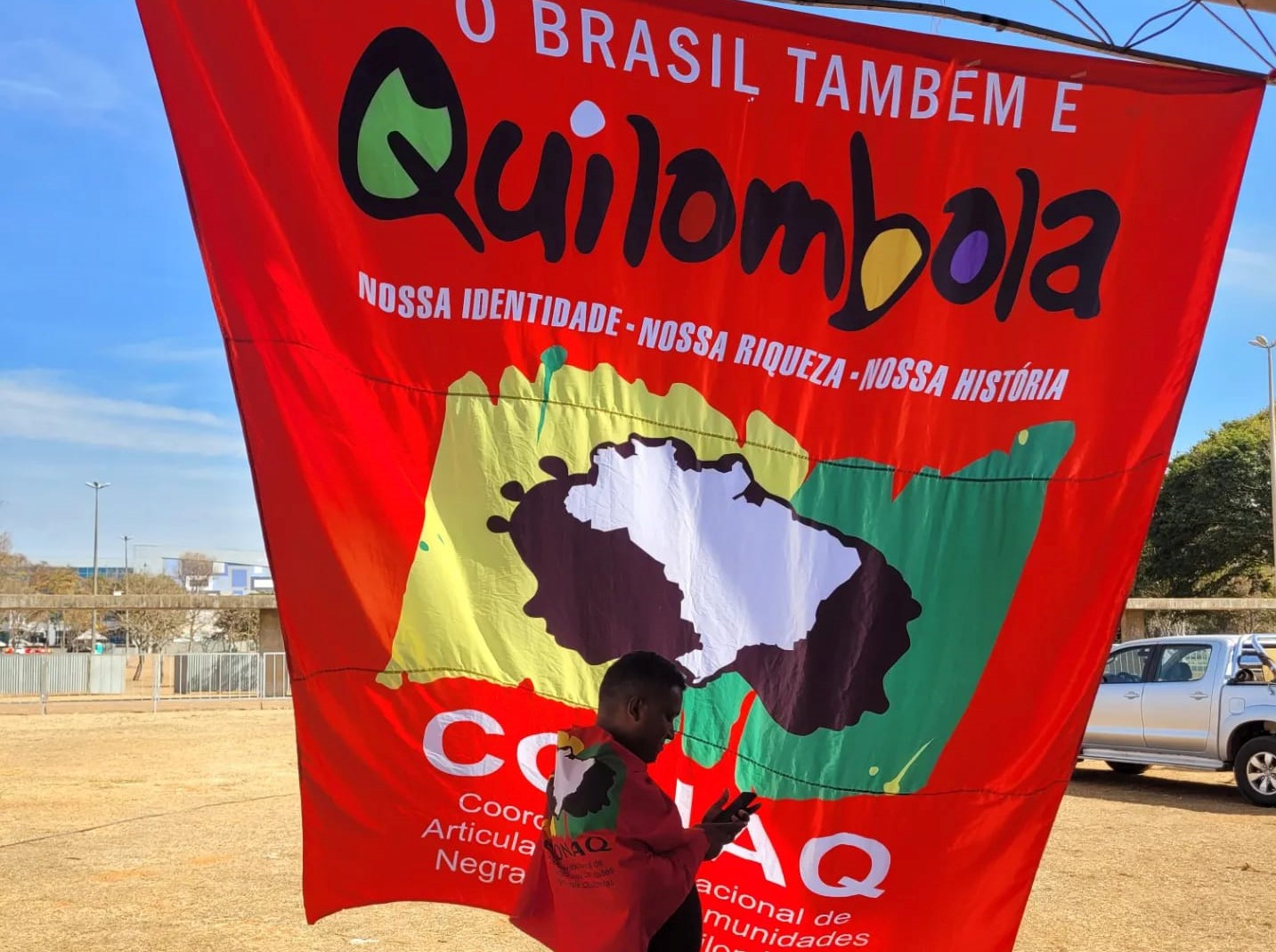 Manifestação em Brasília pela titulação dos quilombos: preservar e regularizar territórios é a prioridade dos quilombolas do século XXI (Fogo: Conaq)