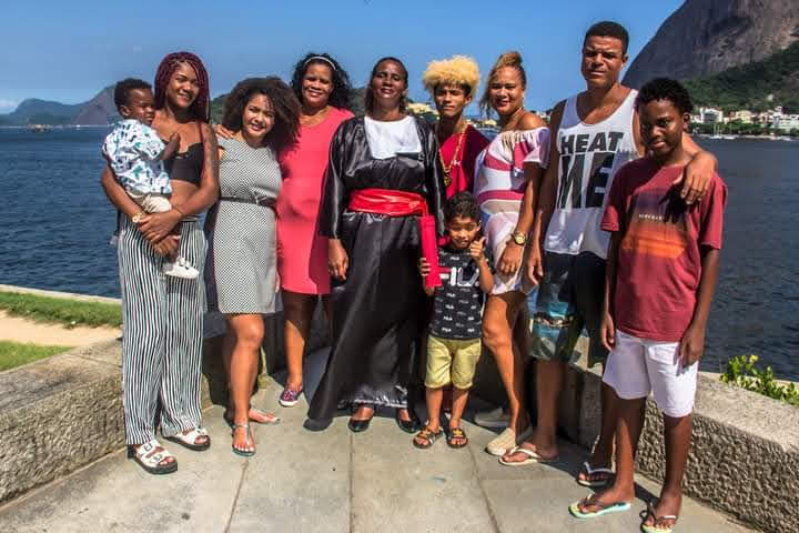 Com a família, na foto da formatura: bacharel em Direito para lutar contra violência. Acervo pessoal