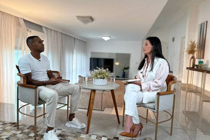 Robinho, de branco, na entrevista à Record: tentativas de desqualificar vítima. Reprodução da TV