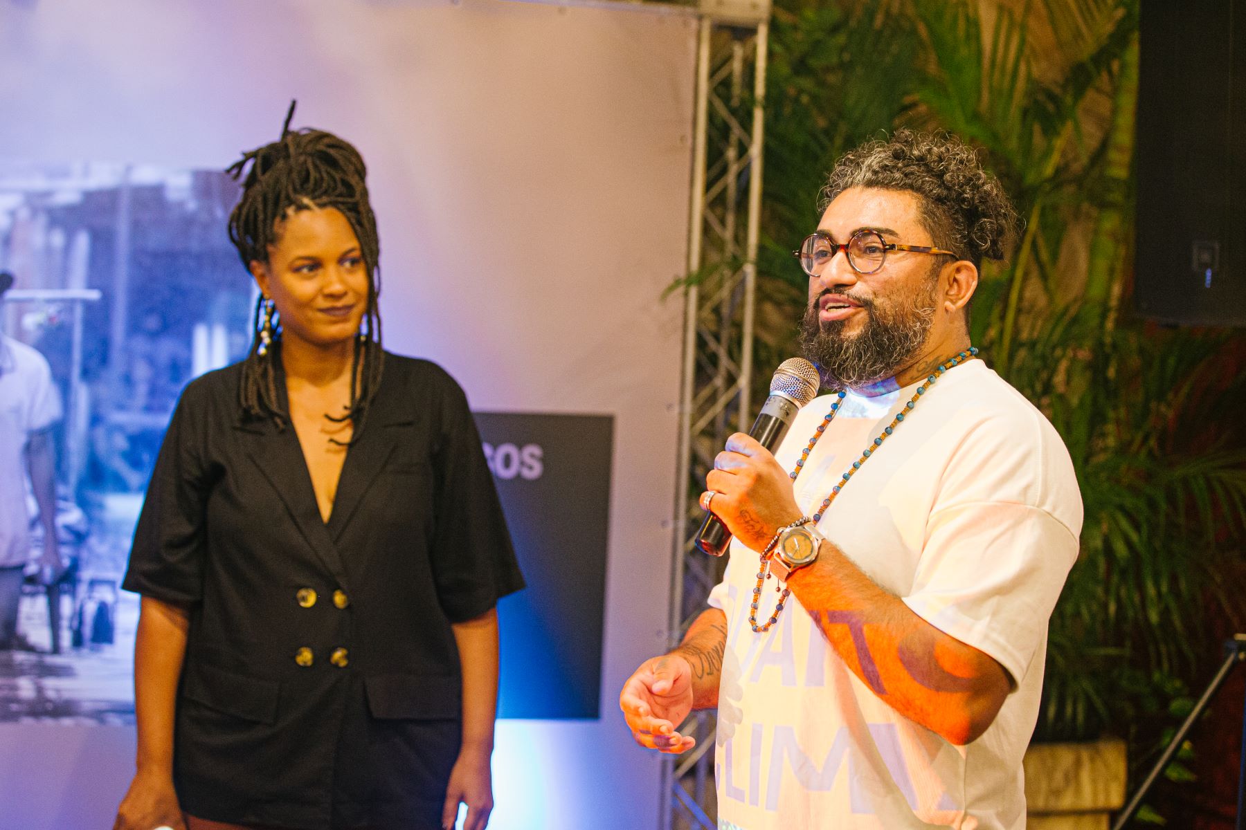A diretora-executiva Andréia Coutinho Louback com Raul Santiago no lançamento do CBJC: discutir justiça climática é enfrentar o racismo ambiental (Foto: Rodrigo Menezes - 01/04/2024)