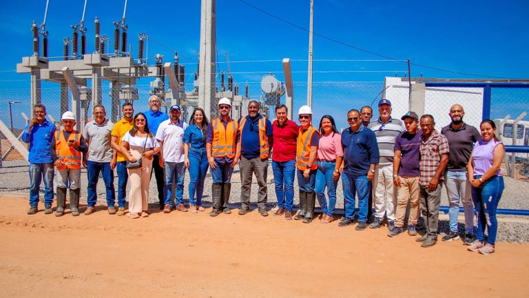 Prefeito de Ibimirim, Wellington Siqueira, e secretários se reúnem com executivos da Eletron Energy: complexo solar em município onde experiência de produção agrofotovoltaica foi interrompida (Foto: Prefeitura de Ibimirim / Divulgação - 24/10/2023)