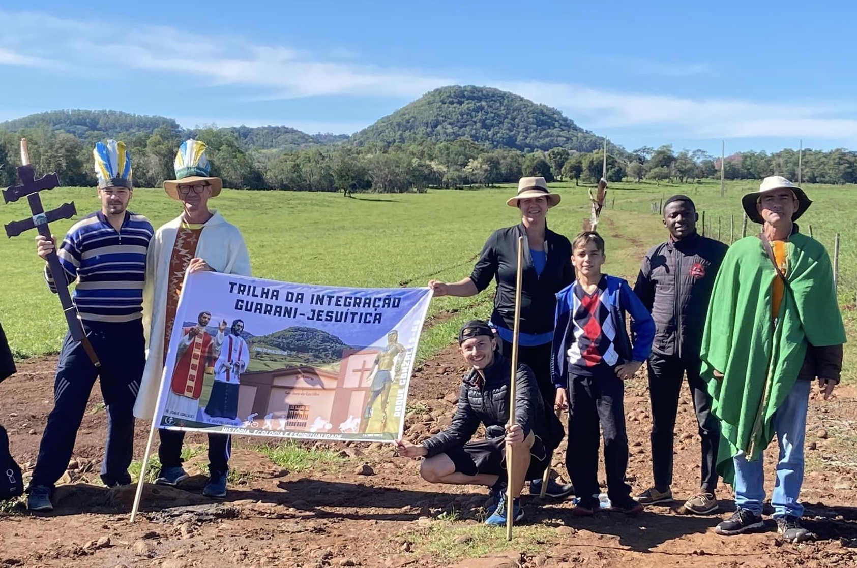 Membros da Trilha da Integração Guarani-Jesuítica com o Cerro do Inhacurutum ao fundo: valorização da história de Nheçu (Foto: Trilha da Integração Guarani-Jesuítica)