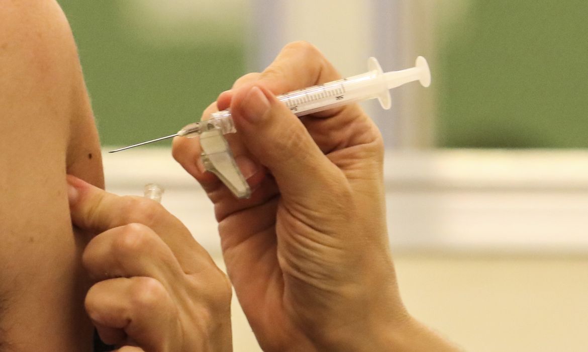 Aplicação da vacina contra a covid-19 em São Paulo: disputa entre fabricantes atrasa compra e deixa municípios e estados sem novas doses (Foto: Rovena Rosa / Agência Brasil)