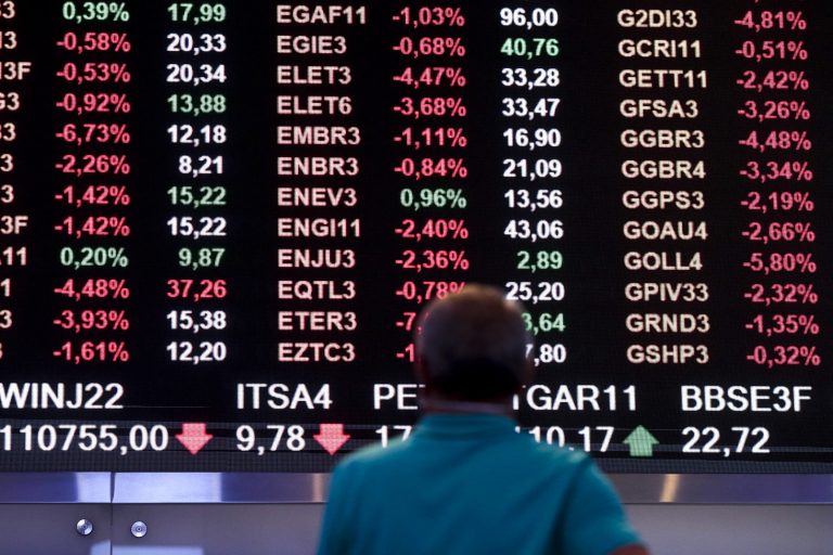 Pregão da Bolsa de Valores de São Paulo. Economia brasileira continua crescendo menos do que a média mundial. Foto Suamy Beydoun /AGIF via AFP