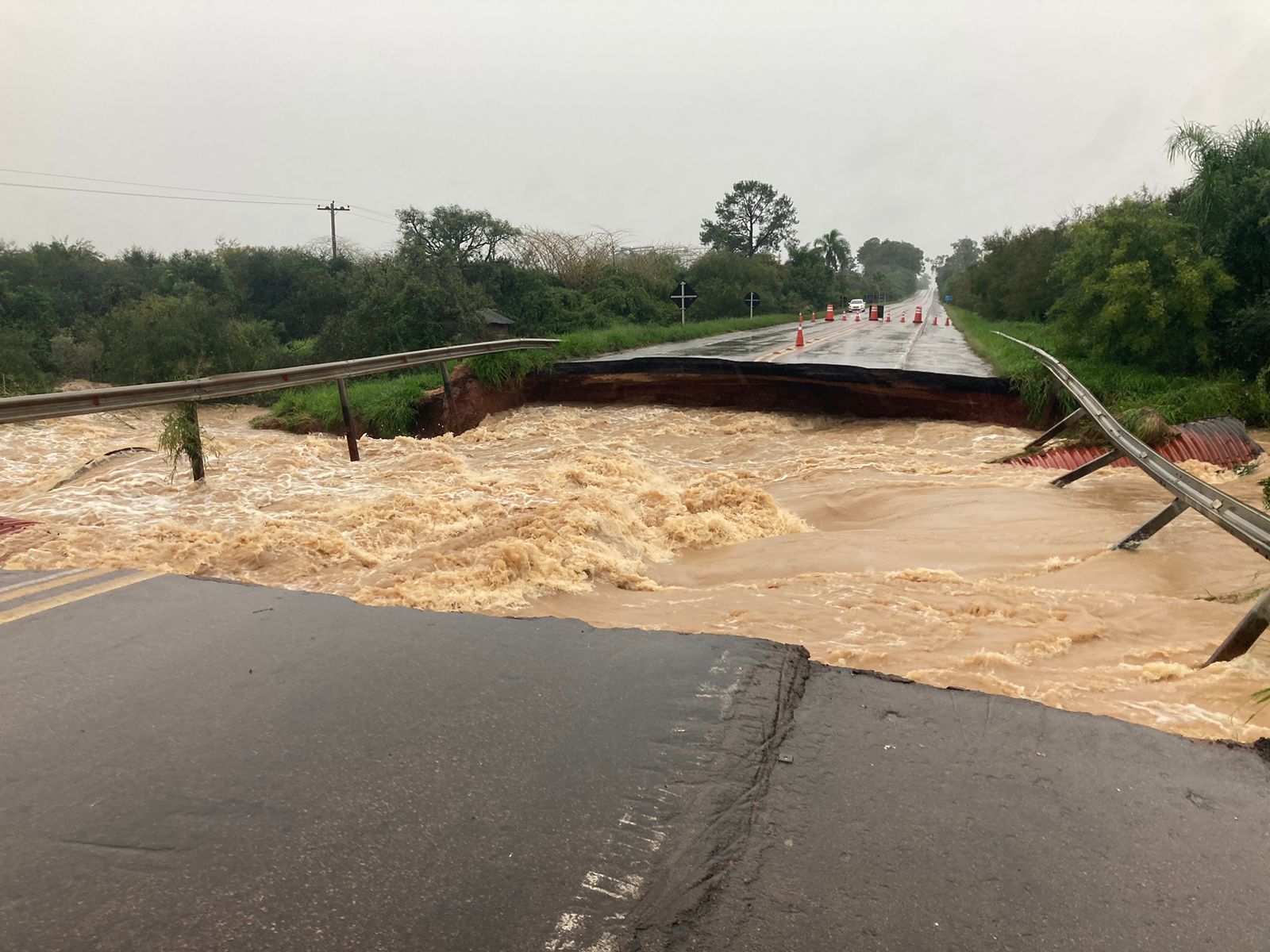 Força das águas arrasta pistas da BR-230, em Candelária, no interior gaúcho: municípios isolados após chuvas históricas (Foto: Exército Brasileiro)