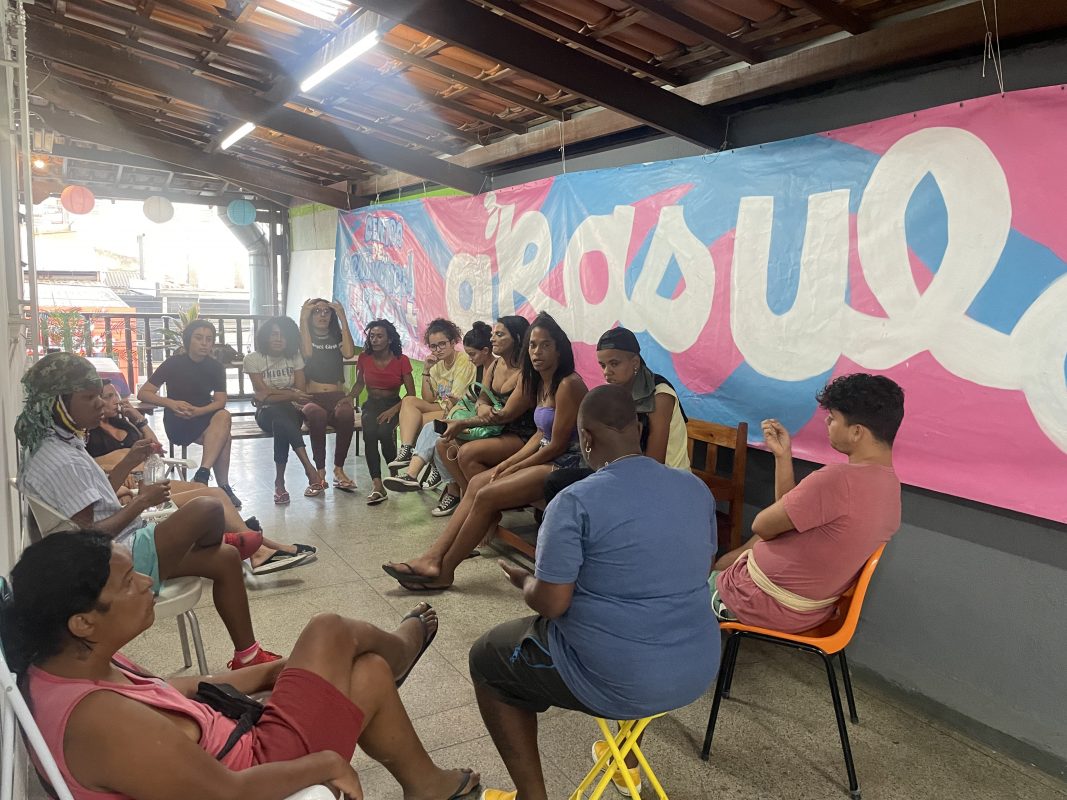 A importância dos espaços de acolhimento para mulheres trans e travestis sem moradia