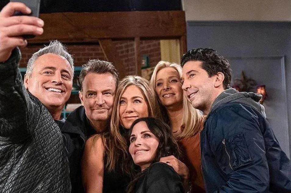 O elenco reunido em 2021, para um especial da HBO: carreiras prósperas e morte de Matthew Perry (segundo a partir da esquerda). Foto divulgação