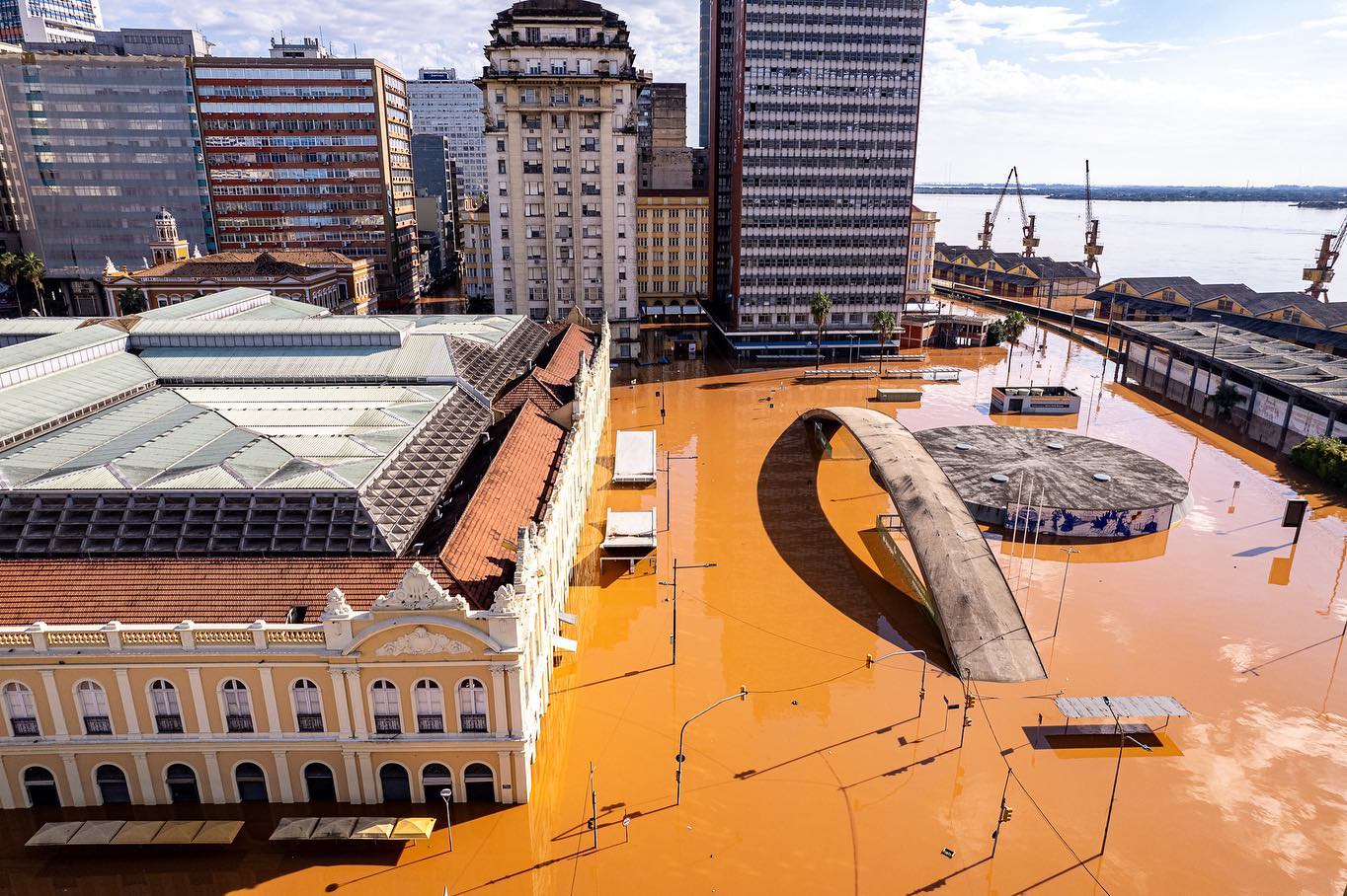 Centro Histórico de Porto Alegre invadido pelas águas: sem investimento na contenção das águas do Guaíba (Foto: Gustavo Mansur / GOVRS - 05/05/2024)