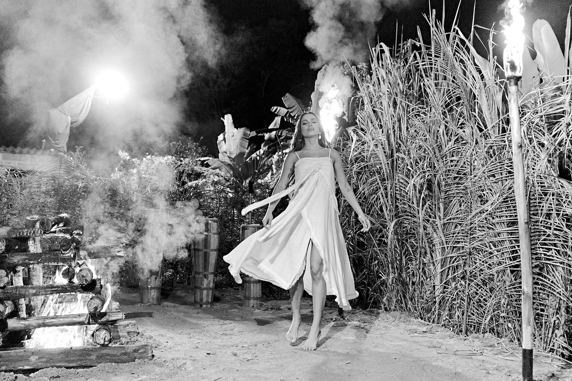 Anitta no vídeo clipe de Aceita, gravado em terreiro de Candomblé: ataques por intolerância religiosa (Foto: Divulgação)