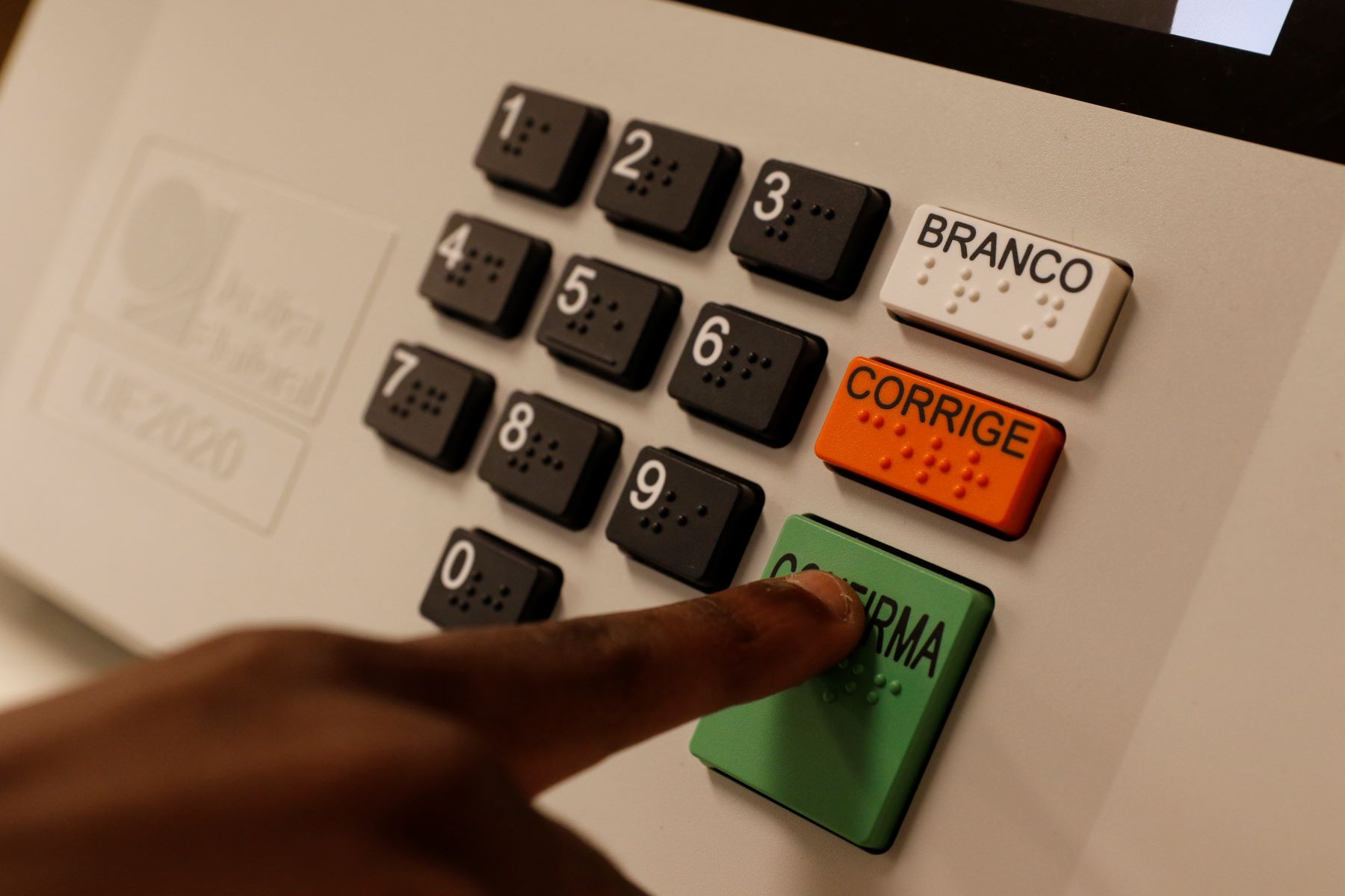 Urna eletrônica para as eleições municipais: prefeituras podem atuar em parceria com organizações da sociedade civil para garantir a democracia (Foto: Fernando Frazão / Agência Brasil - 29/09/2022)