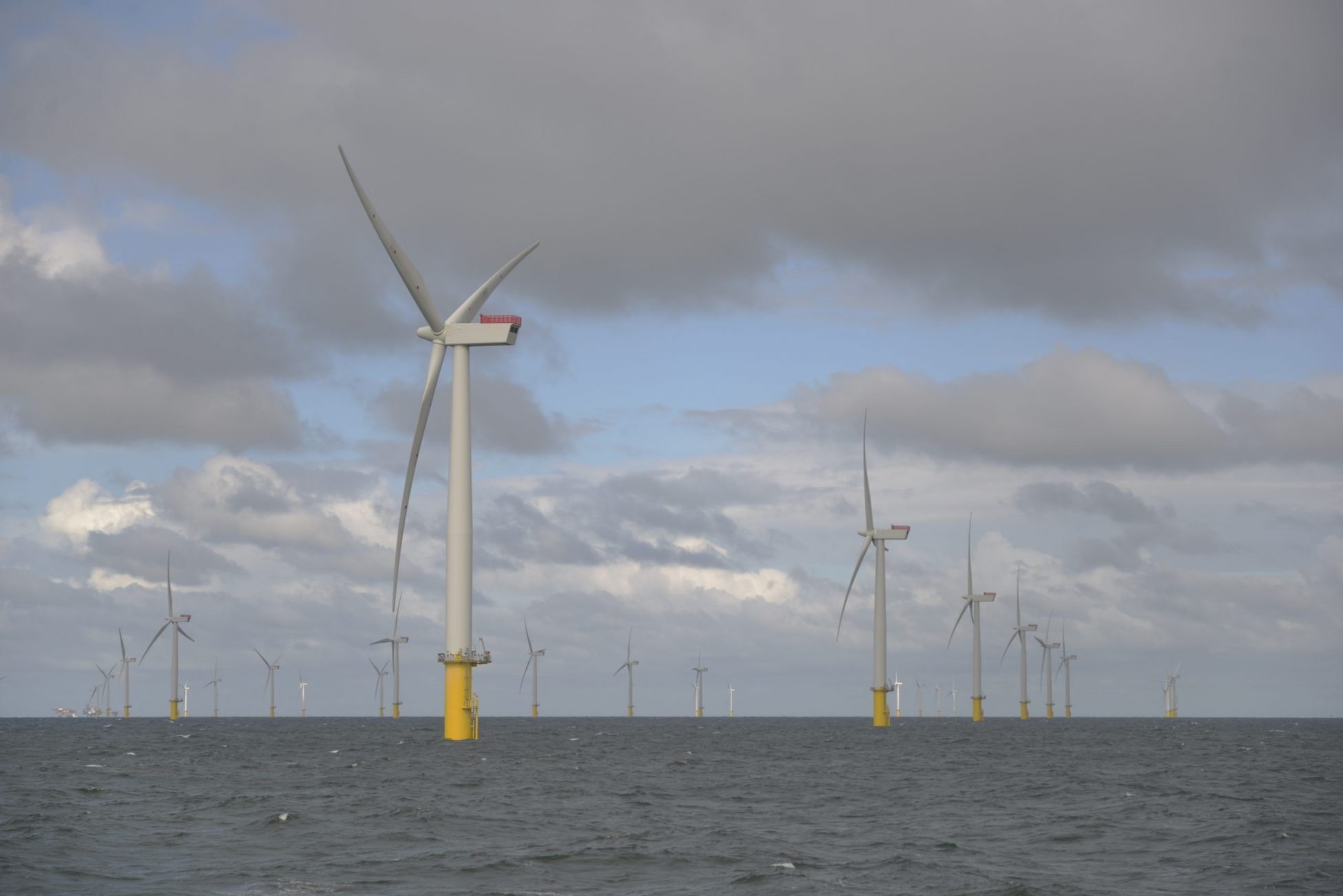 O parque eólico de Gwynt y Môr, na costa norte do País de Gales, é o segundo maior parque eólico offshore do mundo. Como um dos primeiros atos do recém-eleito governo trabalhista foi suspensa a proibição para a construção de novas fazendas de vento onshore (em terra) no Reino Unido. Foto Jonathan Nicholson/NurPhoto via AFP