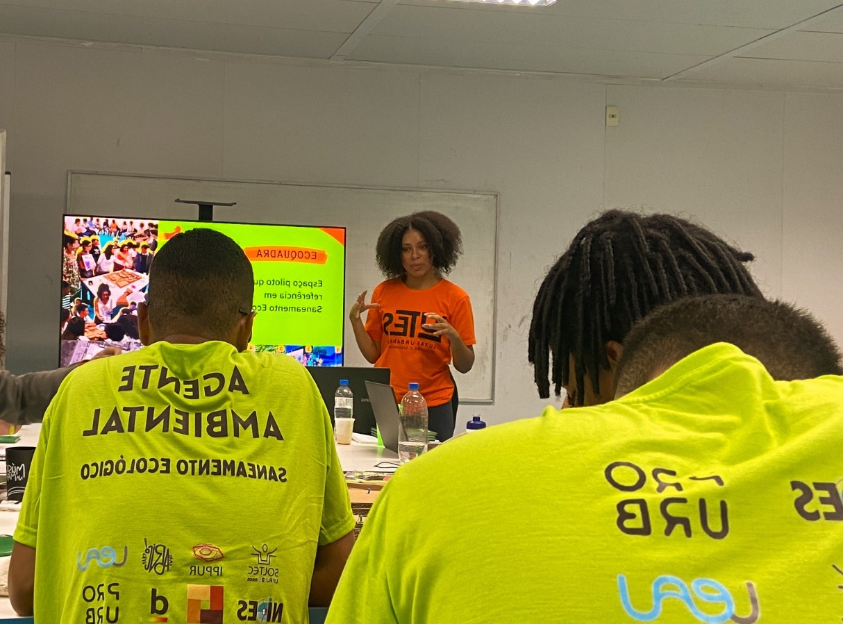 Inahra Cabral apresentando a EcoQuadra na Aula Inaugural do Curso de Formação de Agentes Ambientais em Saneamento Ecológico. Foto Divulgação