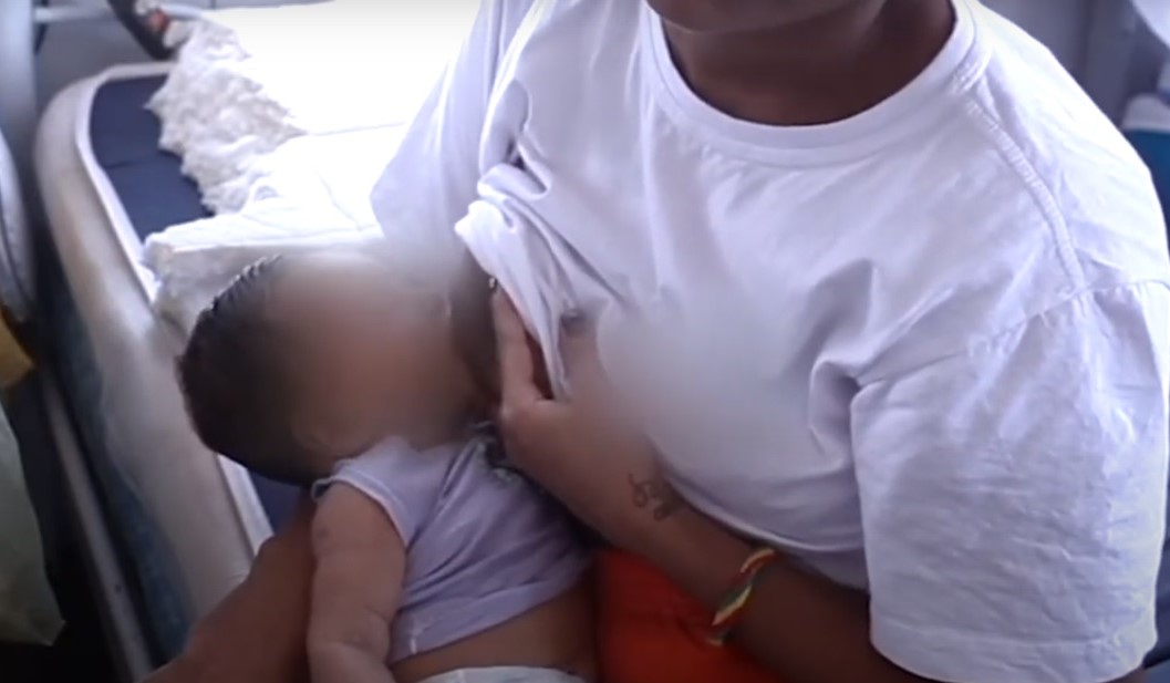 Jovem encarcerada amamenta filho: mulheres com bebês têm dificuldade em conseguir habeas corpus e seguir para prisão domiciliar (Foto: Reprodução Documentário Nascer nas prisões)