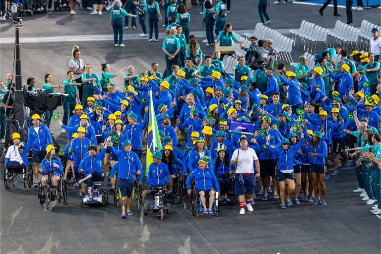 Atletas brasileiros desfilam na abertura dos Jogos Paralímpicos de Paris 2024: Jogos Paralímpicos: país busca recorde de pódios e alcançar marca histórica de 400 medalhas em suas participações (Foto: CPB)