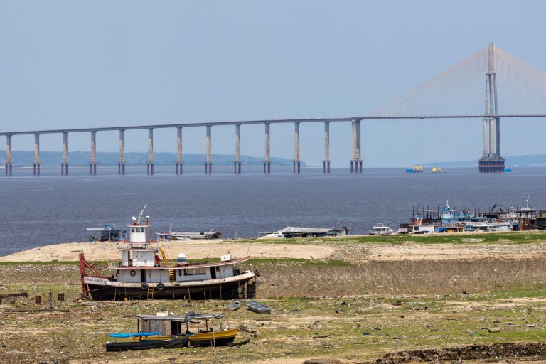 Embarcações encalhadas no leito seco do Rio Negro: trecho que banha Manaus registrou a maior seca desde 1902, ano em que se iniciaram as medições no local (Foto: Marizilda Cruppe / Greenpeace)
