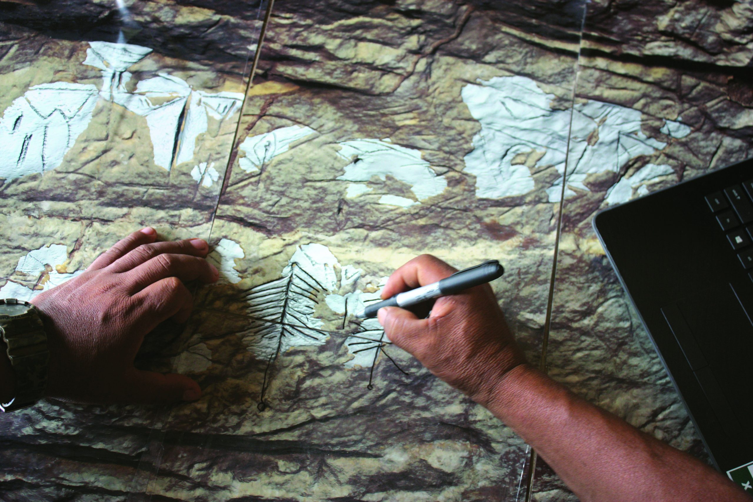 Técnicos recriando as as gravuras vandalizadas da gruta; (Foto: Factum Foundation)
