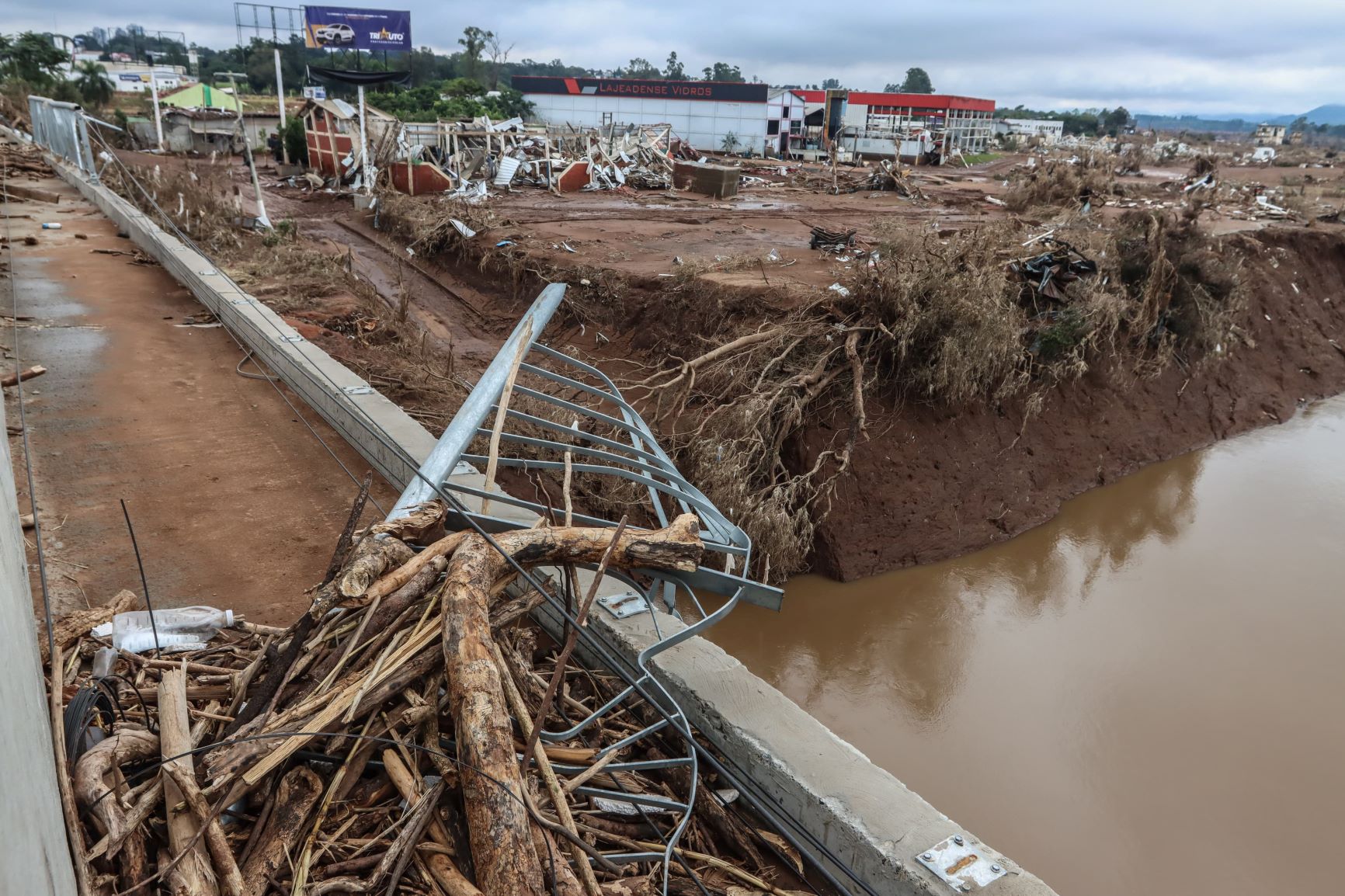 Bairro arrasado às margens do Rio Taquari, em Lajeado: pesquisador alerta que cidades inteiras precisarão ser realocadas (Foto: Rafa Neddermeyer / Agência Brasil)
