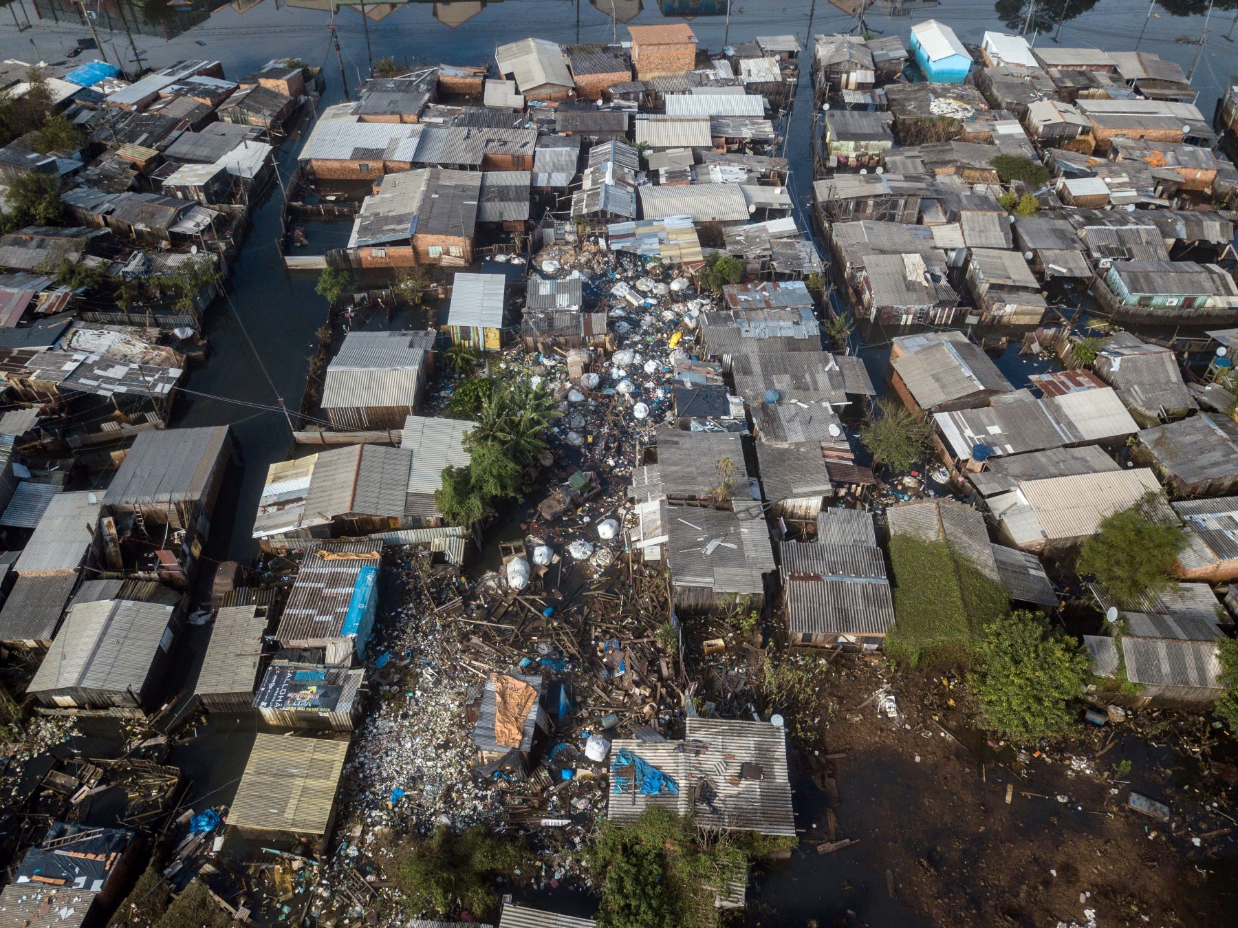 Água suja, lama e lixo no bairro Farrapos em Porto Alegre: eventos extremos trazem riscos sanitários na forma de vírus, bactérias e parasitas (Foto: Rafa Neddermeyer / Agência Brasil - 09/05/2024)