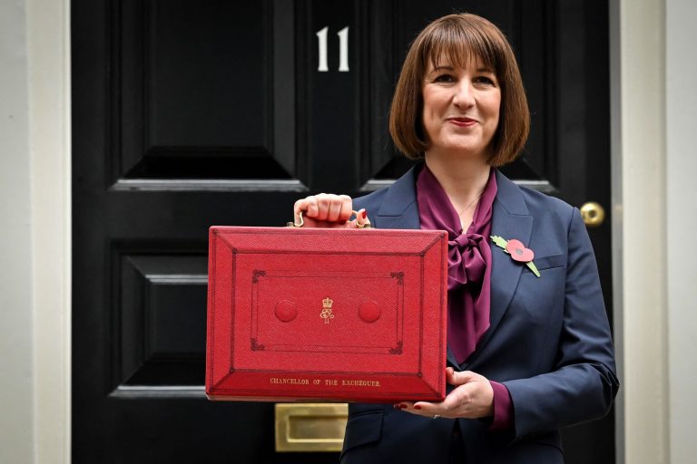A chanceler do Tesouro do Reino Unido, Rachel Reeves, com a pasta vermelha do Orçamento em frente à sua residência oficial, em Londres: taxação dos mais ricos e das empresas (Foto: Justin Tallis / AFP)