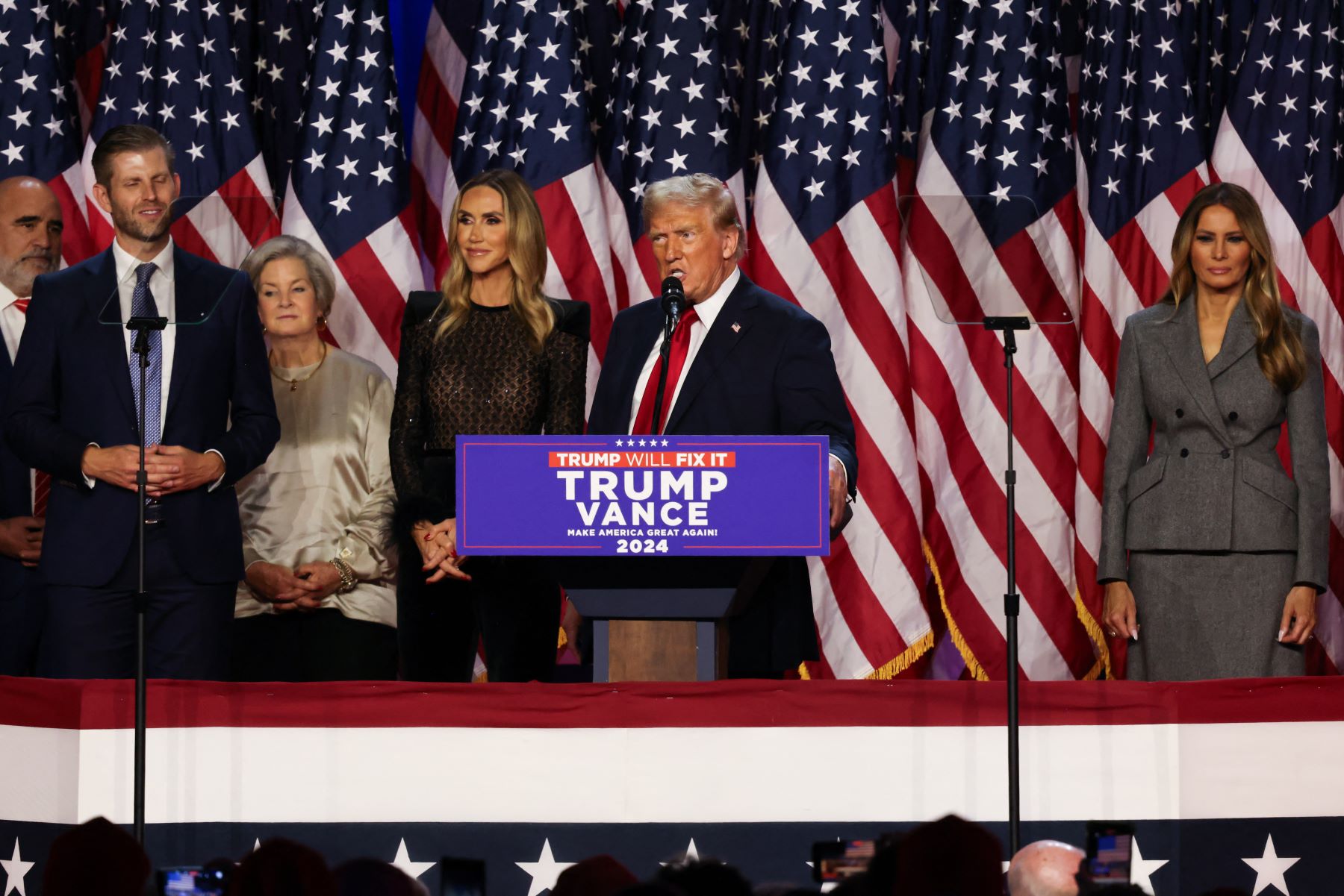 Trump discursa na Flórida na noite de eleição: volta de republicano à Casa Branca ameaça agravar crise climática, aumentar a emissão de gases e afetar agências científicas dos EUA (Foto: Brendan Gutenschwager / Anadolu via AFP)