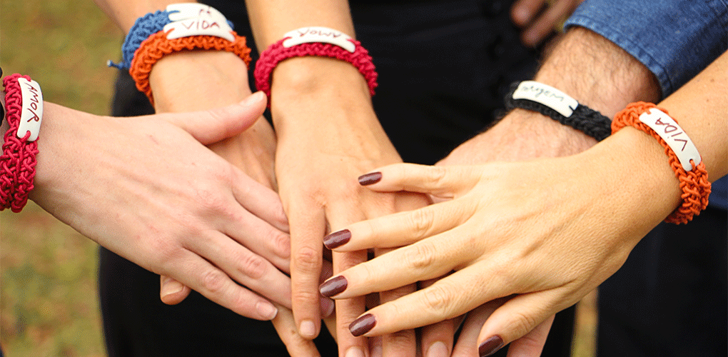 As pulseiras com mensagens manuscritas do Pulso RS: produtos de crochê, criação da artista Mana Bernardes, são vendidos online para gerar renda para mulheres vítimas das enchentes no Sul (Foto: Divulgação)