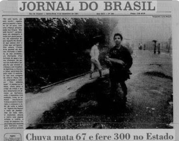 Capa do Jornal do Brasil, com foto de Carlos Mesquita, em 04/12/1981: tragédia repetida, provocada pelas chuvas, no Alto Independência, em Petrópolis (Reprodução)