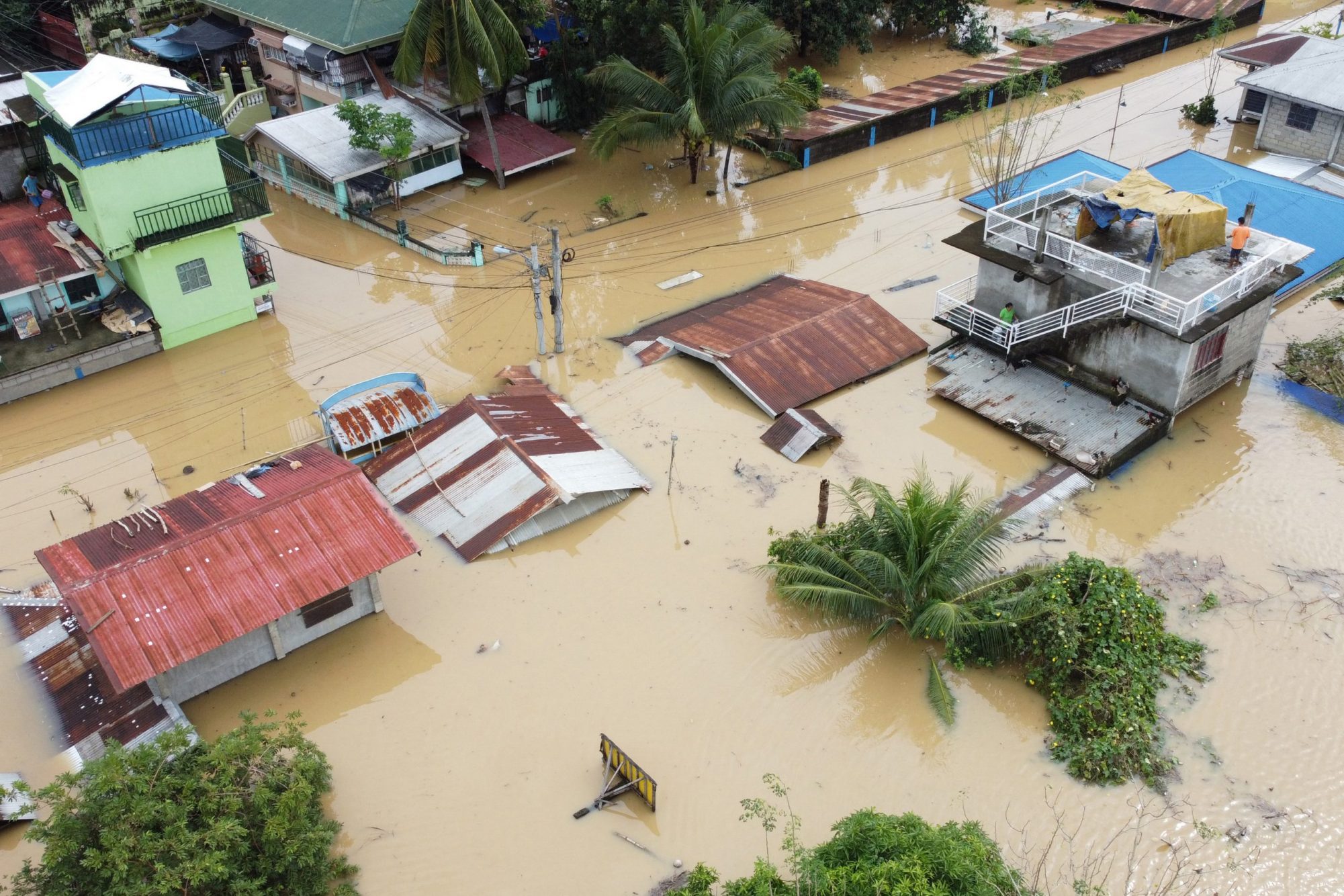 Enquanto as lideranças mundiais não chegam a um acordo nas COPs e no G20, o tufão Man-yi segue seu ritmo de destruição nas Filipinas. Se o aquecimento global não for contido, eventos como estes serão cada vez mais frequentes. Foto Villamor VISAYA / AFP