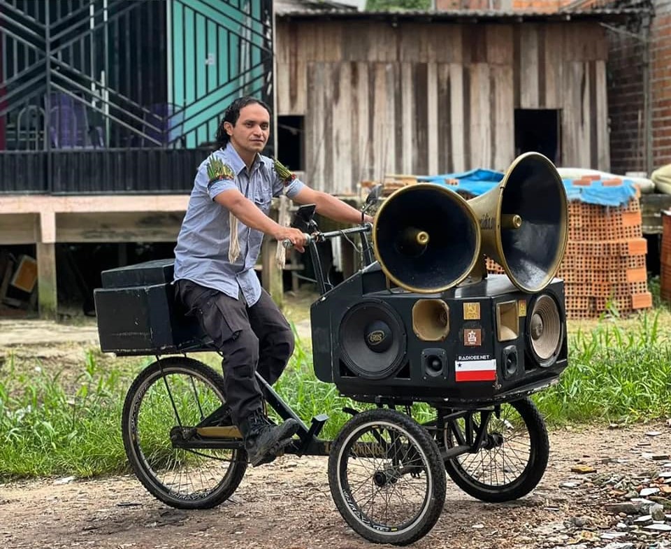 Ângelo Tupinambá na Bike Som Maria Lira FM: transmissão do conteúdo da rádio ribeirinha em várias plataformas (Foto: Arquivo Pessoal)